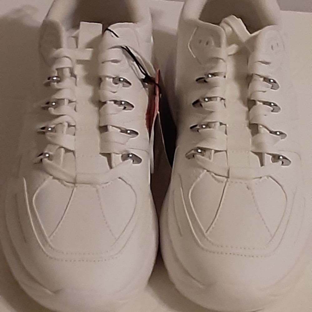 Size 9 White sneakers beaded lace hole Comf-nurse
